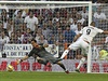 Pepe z Realu Madrid překonává Cladia Brava v brance Barcelony.