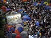 Demonstranti v centru Hongkongu sledují jednání mezi studenty a vládou,...
