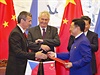Prezident Miloš Zeman a čínským prezidentem Si Ťin-pchingem přihlížejí 27....