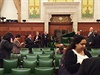 V budov parlamentu zrovna zasedala vlda...