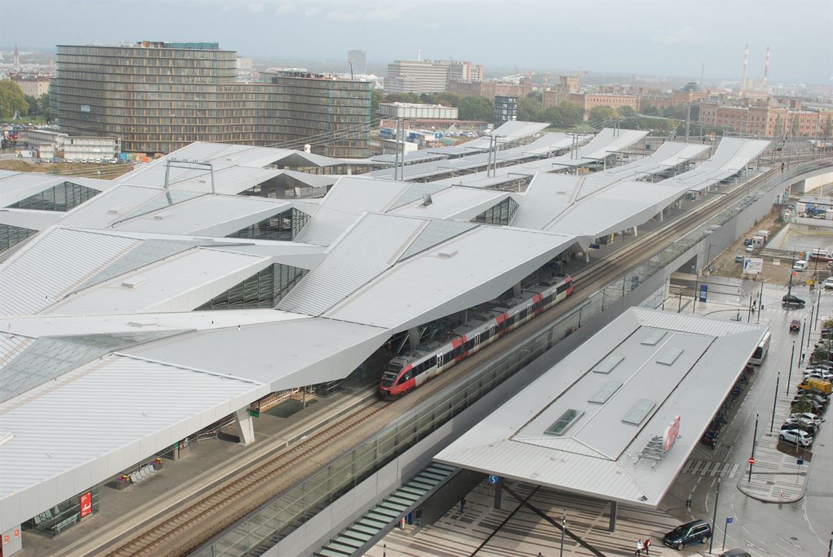 Pro Wien Hauptbahnhof jsou typické prohnuté ocelové st�echy. Stavba za�ala u� v...
