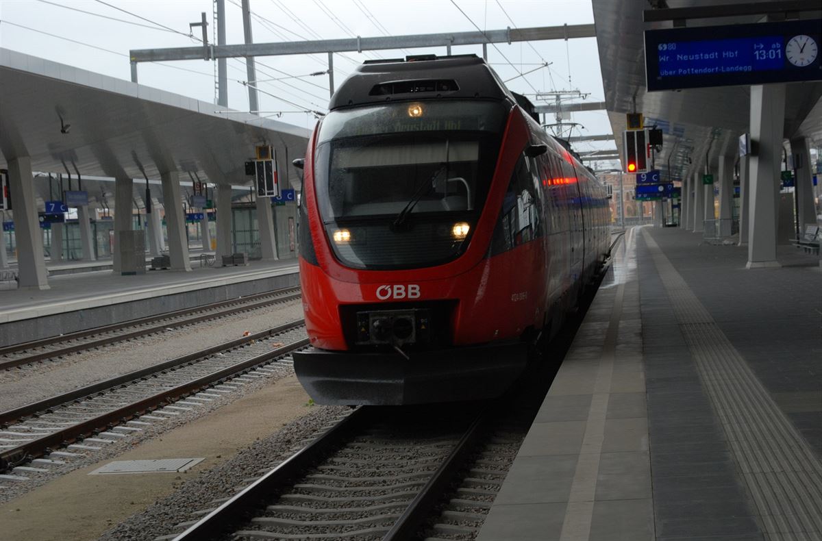 Wien Hauptbahnhof zatím pat�í hlavn� p�ím�stským vlak�m.