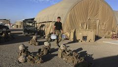 Americká a britská armáda po mnoha letech bojů opouští Afghánistán