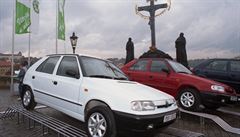 �koda Felicia v roce 1994 na Karlov� most�.