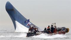 Jihokorejtí záchranái se snaí zachránit tonoucí z trajektu Sewol, který se...