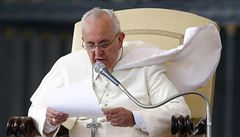 Pape Frantiek na Svatopetrském námstí hovoí k vícím.