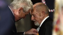 Politik a právník Zden�k Ji�ínský (vpravo) obdr�el od prezidenta Milo�e Zemana...