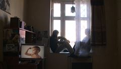 Kamarád a Dan na okně. V tomto záběru je protagonista dokumentu skryt, jinak... | na serveru Lidovky.cz | aktuální zprávy