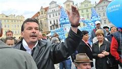 Taxik a aktivista Ponert najel pi oslavch na Vtkov do skupiny vojk