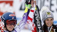 Americká lyžařka Mikaela Shiffrinová a Anna Fenningerová z Rakouska slaví...