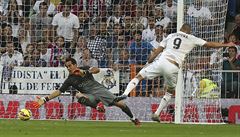 Pepe z Realu Madrid p�ekonává Cladia Brava v brance Barcelony.