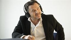 A u je okolo mikrofon, odposlech, sputný telefon nebo tnice, nahraje se...