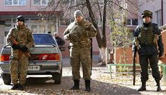 Vojáci steí volební místnost ve východoukrajinském Slavjansku.