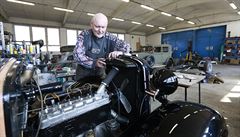 V Neratovicích renovují automobilové veterány. Zamují se na znaku Praga.