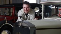 V Neratovicích renovují automobilové veterány. Zamují se na znaku Praga.