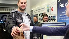 Do plnoního prodeje se vedle operátor zapojili nkteí autorizovaní prodejci...
