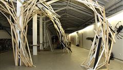 Nejvýraznjí instalace prostoru, který bude slouit jako bar a galerie.