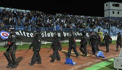 Tkoodnci dohlíejí na klid v sektoru fanouk Slovanu.