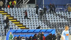 Chuligání rozpoutali na stadionu násilí. Zápas mezi Slovanem a Spartou byl ve...