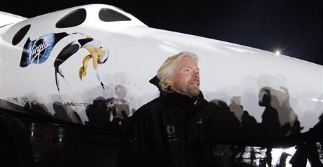 Richard Branson stojí ped vesmírnou raketou SpaceShipTwo.