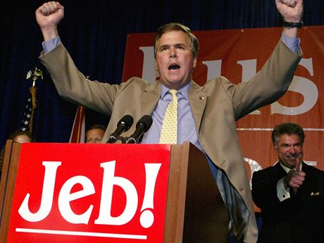Jeb Bush oslavuje své vítzství nad demokratickým kandidátem Billem McBridem v...