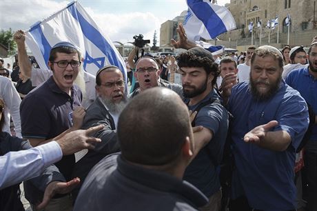 Stet idovskch radikl a izraelsk policie v ulicch Jeruzalma.