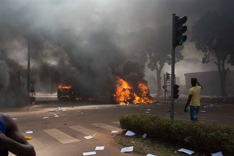 V Burkin Faso vzplly protivldn protesty.