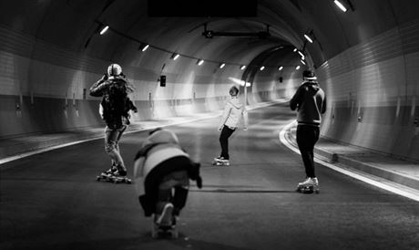 Tunelem Blanka se prohnj skateboardisti.
