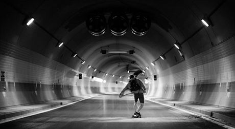 Tunelem Blanka se prohnj skateboardisti.