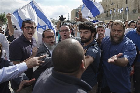 Stet idovských radikál a izraelské policie v ulicích Jeruzaléma.