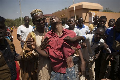 Postelený demonstrant. Protivládní boue v západoafrické Burkin Faso si...