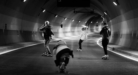 Tunelem Blanka se prohán�jí skateboardisti.