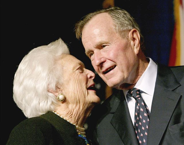 Bývalý americký prezident Bush má zápal plic, leží na jednotce intenzivní  péče | Lidé | Lidovky.cz