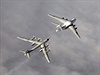 Ruský strategický bombardér Tupolev Tu-95 dopluje palivo bhem vojenského...