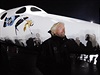 Richard Branson stojí ped vesmírnou raketou SpaceShipTwo.