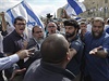 Stet idovských radikál a izraelské policie v ulicích Jeruzaléma.