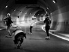Tunelem Blanka se prohánjí skateboardisti.