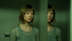 Mia Wasikovska jako vyléená pyromanka Agatha.