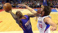 Eric Bledsoe z Phoenixu Suns (vlevo) se snaí prosadit pes Spencera Hawese z...