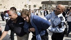 Izraeltí policisté zasahují proti idovským radikálm protestujícím v ulicích...