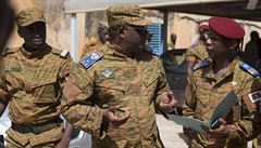 Velitel armády Burkiny Faso, generál Honoré Traoré (uprost�ed).