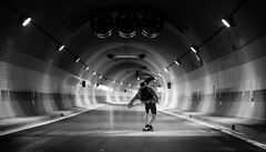 Tunelem Blanka se prohánjí skateboardisti.