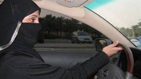 Nad 30 let a ádný make-up. Saúdská Arábie moná pustí eny za volant