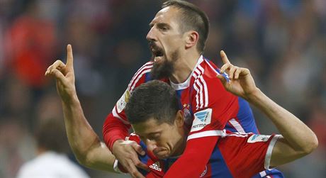 Radost gólu. Lewandowski (vlevo) oslavuje s Ribérym.