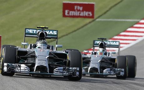 Nico Rosberg, jeho sth Lewis Hamilton.