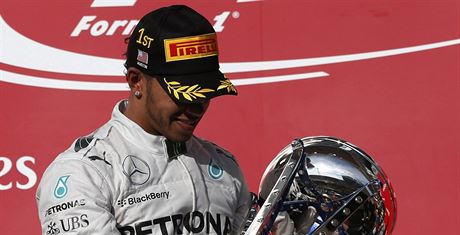 Lewis Hamilton s trofejí pro vítze.