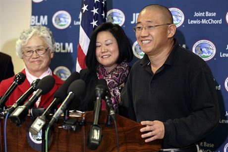 Kenneth Bae na tiskové konferenci se sestrou a matkou.