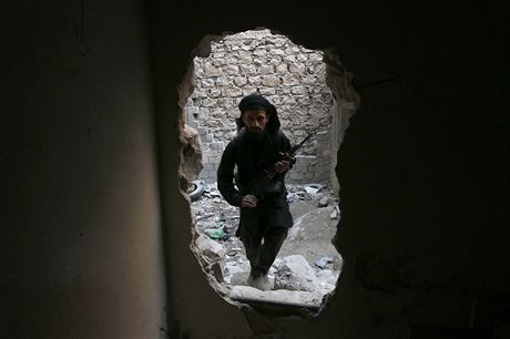 Vojk Svobodn syrsk armdy kr se zbran skrze dru ve zdi v Aleppu.
