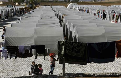 Kurdt uprchlci z Kobani v provizornm tboe v Surucu.