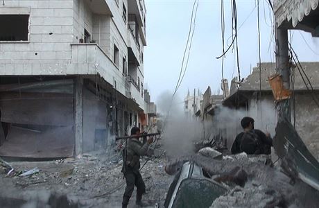 Tvrdé boje ve mst Kobani. asté bombardování, exploze raket a výbunin...